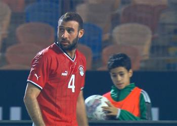 فيديو عمر كمال يغادر مباراة مصر وتنزانيا للإصابة