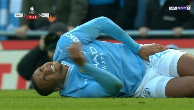 اصابة مانويل أكانجي وخروجه في مباراة مانشستر سيتي وهدرسفيلد بكاس الاتحاد الانجليزي
