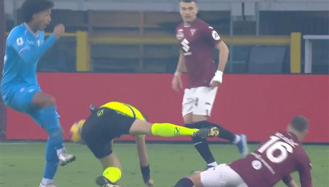 لقطة طريفة الحكم يسقط في مباراة نابولي وتورينو بالدوري الايطالي