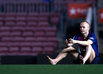 الرسام يترك ريشته إنييستا يعلن موعد اعتزاله بعلامة اللا نهاية