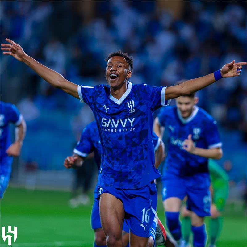 فيديو | ناصر الدوسري يسجل هدف الهلال الرابع أمام الشرطة