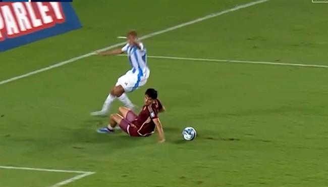 هل حرم الحكم الارجنيتن من ركلة جزاء في الوقت القاتل امام فنزويلا