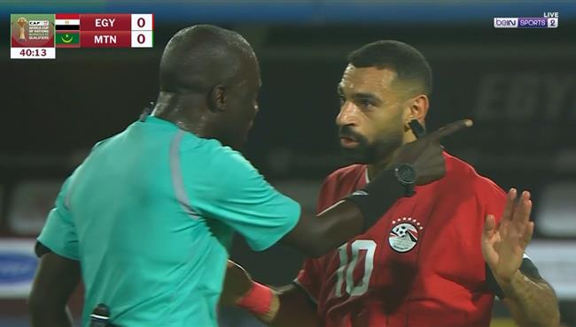 محمد صلاح يدخل في مشادة مع حكم مباراة مصر وموريتانيا بسبب زيزو