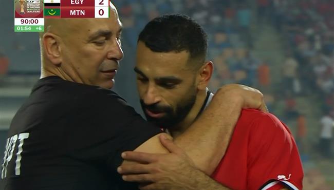 لحظة خروج محمد صلاح وتحية حسام وابراهيم حسن له في مباراة مصر وموريتانيا