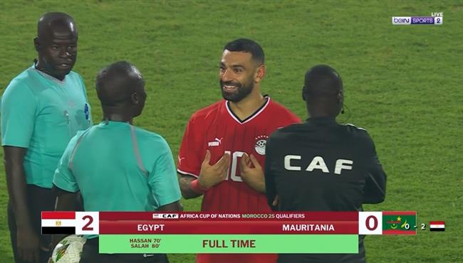 لقطة محمد صلاح مع حكام مباراة مصر وموريتانيا بعد انتهاء المباراة