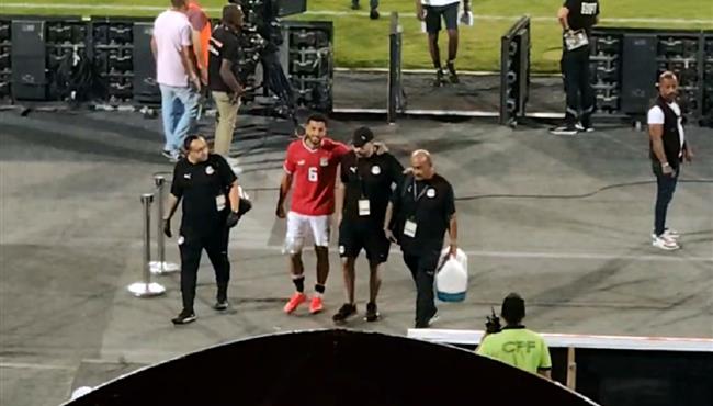لحظة مغادرة محمد عبد المنعم ملعب مباراة مصر وموريتانيا بعد اصابتة