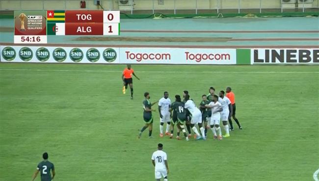 مشادة بين اللاعبيين في مباراة الجزائر وتوجو بتصفيات كأس امم افريقيا