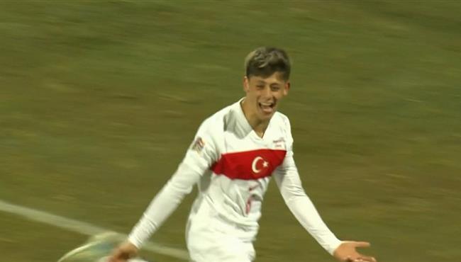 هدف اردا جولر في مرمي ايسلندا بعد خطأ فادح من الحارس بدوري الامم الاوروبية