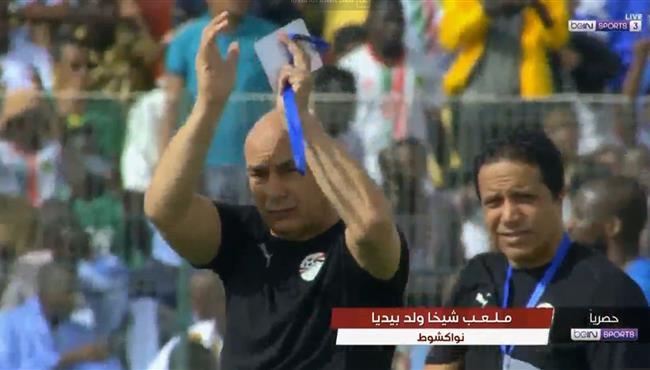 حسام حسن يحيي الجماهير قبل مباراة مصر وموريتانيا