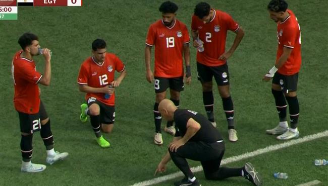 لقطة حسام حسن اثناء اعطائه التعليمات للاعبي مصر في مباراة موريتانيا