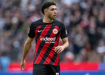فرانكفورت يحدد سعر بيع عمر مرموش بعد اهتمام ليفربول