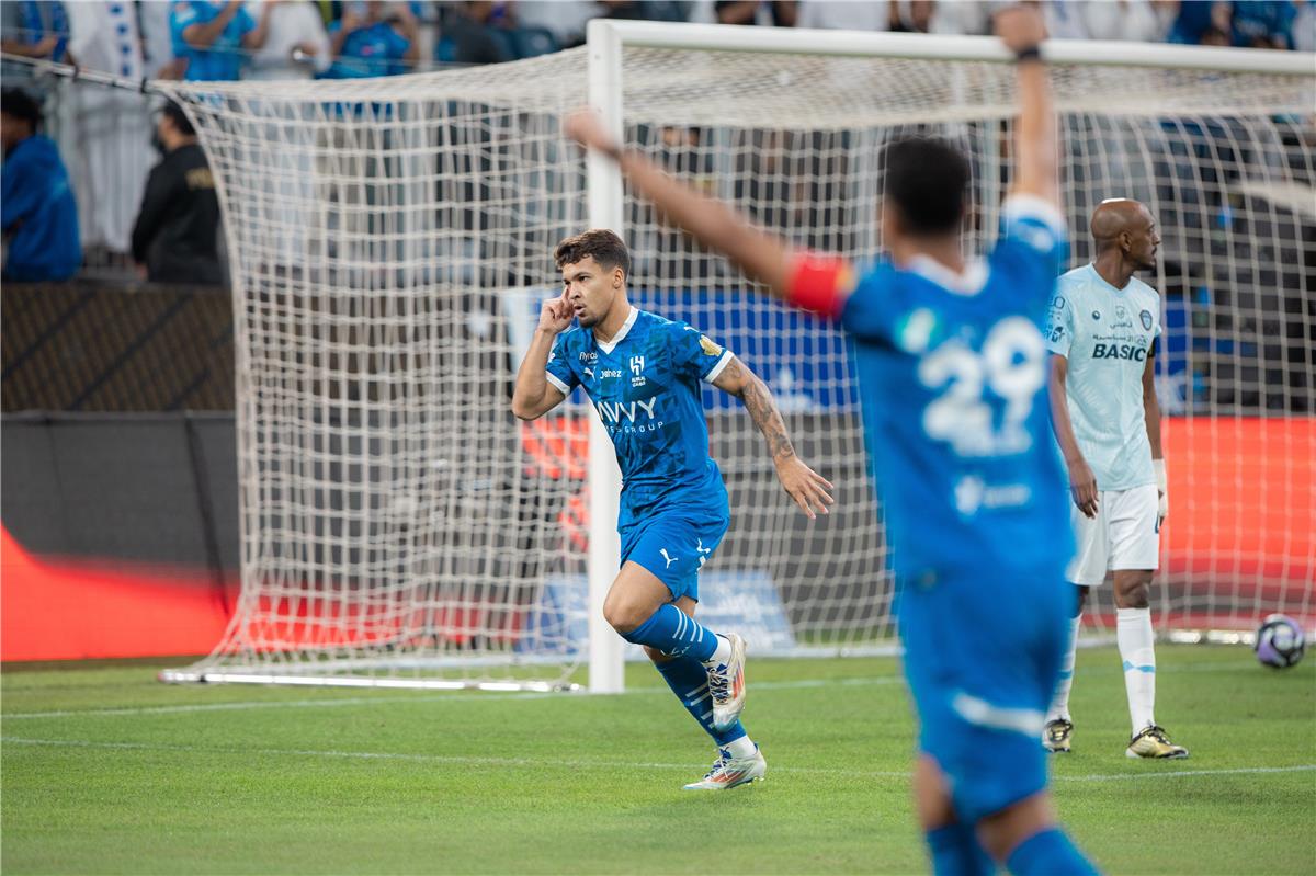 فيديو | ماركوس ليوناردو يسجل هدف الهلال الأول أمام الفيحاء