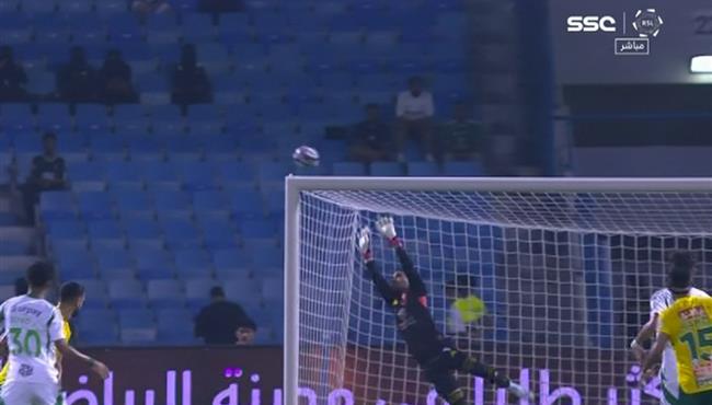 العارضة تحرم الخليج من تسجيل هدف رائع امام الاهلي في الدوري السعودي
