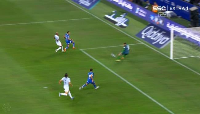 تصدي حارس الفيحاء يحرم سالم الدوسري من تسجيل هدف للهلال