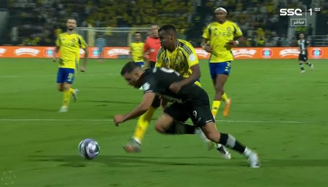 هل حرم الحكم عبد الرزاق حمد لله من ركلة جزاء امام النصر