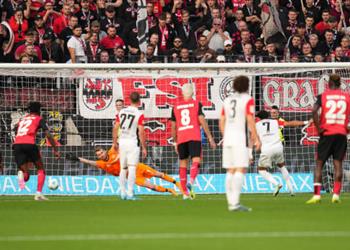 فيديو عمر مرموش يسجل في هزيمة فرانكفورت أمام باير ليفركوزن بـ الدوري الألماني