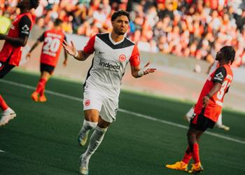 فيديو ماذا قدم عمر مرموش في مباراة آينتراخت فرانكفورت وباير ليفركوزن اليوم