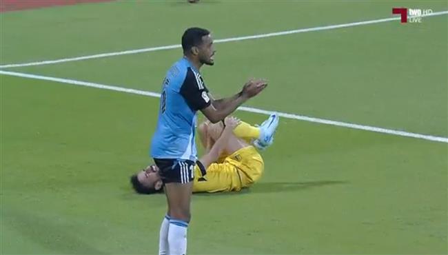 احمد عبد القادر يتسبب في طرد لاعب الوكرة