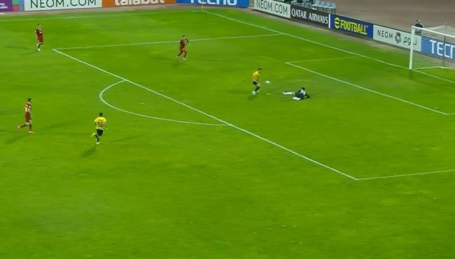 لاعب الحسين اربد يهدر هدف محقق بطريقة غريبة بعد خطأ فادح من حارس ناساف كارشي