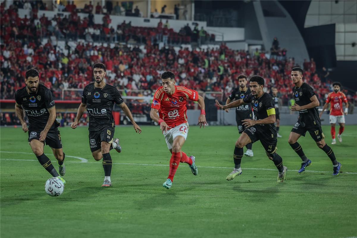 فيديو | لاعب الأهلي يغادر مباراة الزمالك مصابًا
