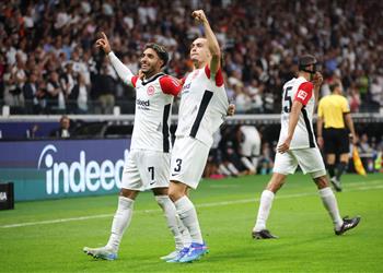 ردود فعل جماهير فرانكفورت على أداء عمر مرموش أمام داوجافا ريجا