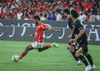 فيديو محمود بنتايج يغادر مباراة الأهلي والزمالك مصاب ا