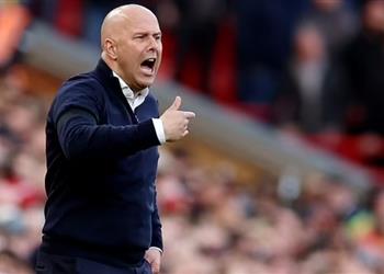 سلوت يشيد بدور لاعب ليفربول في هدف محمد صلاح أمام آرسنال ويسخر من الإعلام