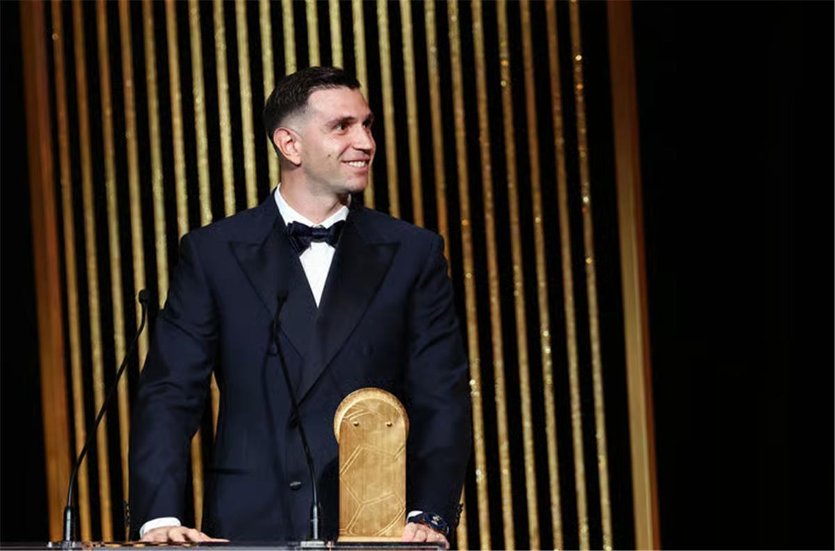 إيميليانو مارتينيز يفوز بجائزة ياشين لـ أفضل حارس مرمى في العالم 2024