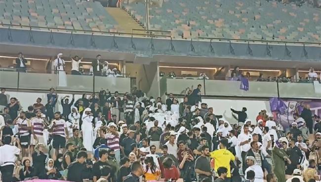 جماهير العين الإماراتي تغادر الملعب عقب احتساب ركلة جزاء للأهلي