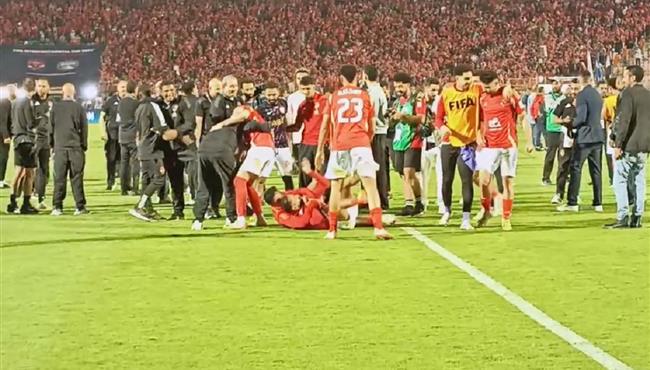 وصلة هزار بين كهربا ولاعبي الأهلي بعد انتهاء المباراة