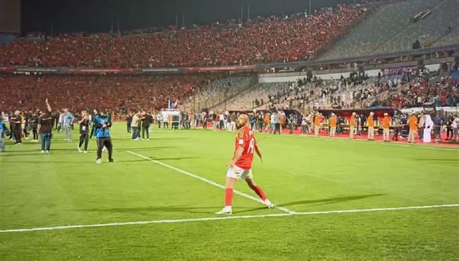 افشة يحتفل مع الجماهير بعد الفوز علي العين علي طريقة رونالدو