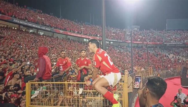 امام عاشور يحتفل مع الجماهير بعد مباراة الاهلي والعين