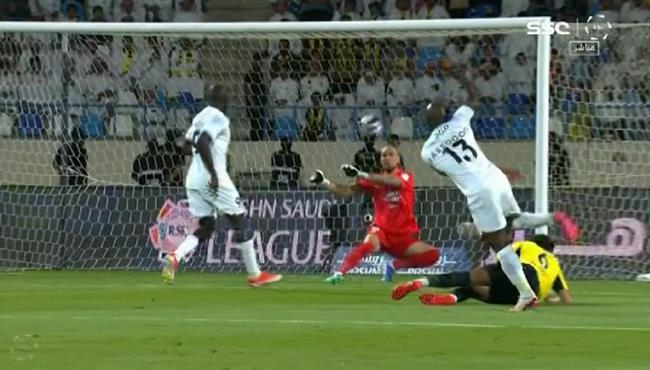 تصدي حارس الاتحاد الرائع يحرم الاخدود من تسجيل هدف اول