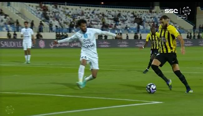 بنزيما يتلاعب بمدافعي الاخدود ويهدر هدف محقق للاتحاد