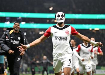فيديو بـ10 لاعبين مرموش يقود فرانكفورت للفوز على مونشجلادباخ في كأس ألمانيا