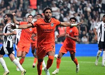 جماهير فرانكفورت امنحوا عمر مرموش وسام الفروسية وعقد ا لمدة 50 عام ا