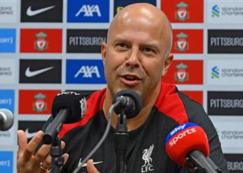 سلوت عن تجديد عقد محمد صلاح سأكون مملا اسألوني بعد التوقف الدولي