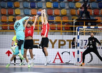 تكريم خاص من لاعبي الأهلي لفريق اليد بعد التتويج بـ برونزية كأس العالم