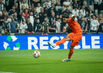 فرانكفورت يحفز عمر مرموش قبل مباراة بايرن ميونخ في الدوري الألماني