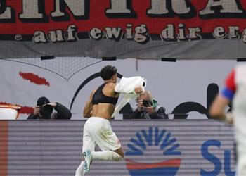 فيديو في الوقت القاتل عمر مرموش ي سجل هدف تعادل فرانكفورت أمام بايرن ميونخ