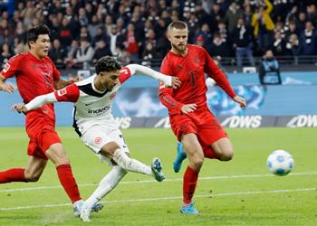 صحف ألمانيا تتغنى بـ عمر مرموش يلهو بدفاع بايرن ميونخ ويهرب من الجميع