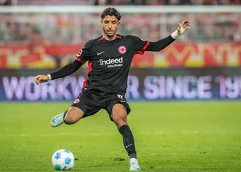 سبورت بيلد تكشف كيف ساهم لاعب مانشستر يونايتد في تطوير أداء عمر مرموش مع فرانكفورت