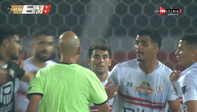 لاعبو الزمالك يطالبون بركلة جزاء امام البنك الاهلي في الدوري المصري