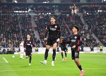 ملك الركلات الحرة الدوري الألماني يتغنى بـ مرموش بعد تألقه في مباراة فرانكفورت وشتوتجارت