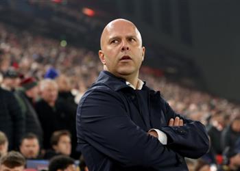 سلوت يشيد بـ محمد صلاح بعد أهدافه المؤثرة مع ليفربول مهاجم استثنائي