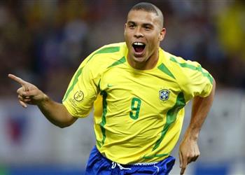 غير متوقع الظاهرة رونالدو يختار أفضل لاعب زامله في مسيرته