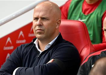 صراع بين ليفربول ومانشستر يونايتد على صفقة دفاعية من الدوري الإنجليزي