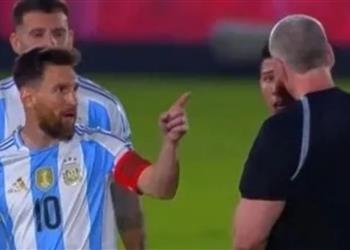 فيديو بسبب تصرف وقح ميسي وسكالوني ينفجران ضد حكم مباراة الأرجنتين وباراجواي