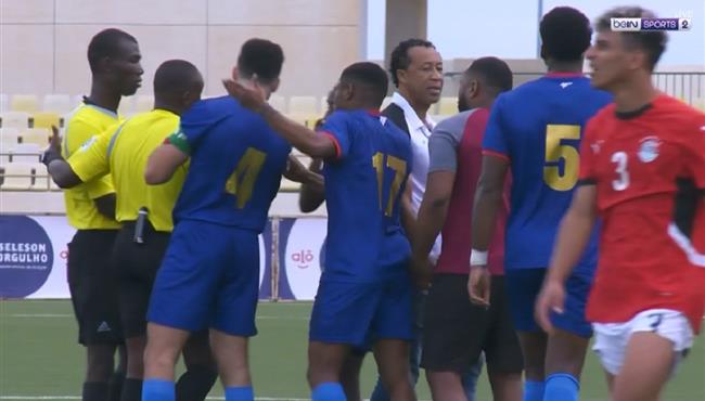 اعتراضات مدرب ولاعبي الرأس الخضر علي الحكم بعد انتهاء المباراة امام مصر بتضفيات كأس امم افريقيا