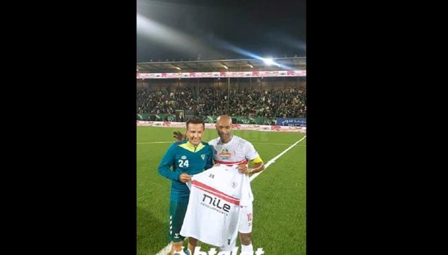 تحية شيكابالا وخالد حسين للجماهير بين الشوطين وشيكابالا يمنحه قميص الزمالك